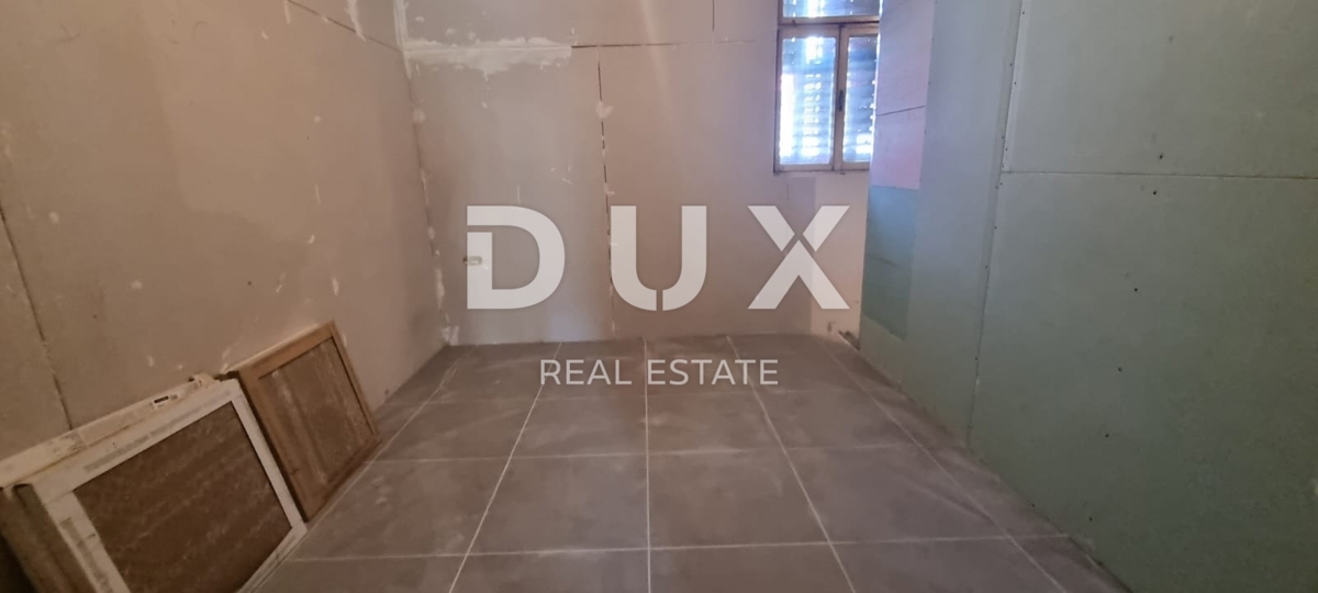 ISTRIA, Pola - Esclusivo! Appartamento da ristrutturare in centro!
