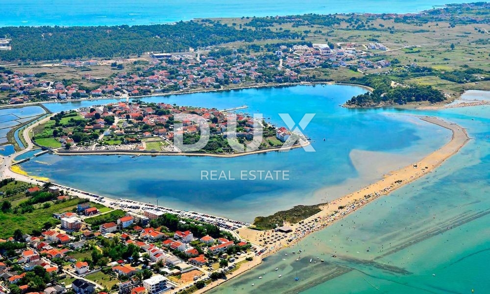 ZADAR, NINSKI STANOVI - Terreno con permesso di costruzione per una villa con piscina e un edificio ausiliario!