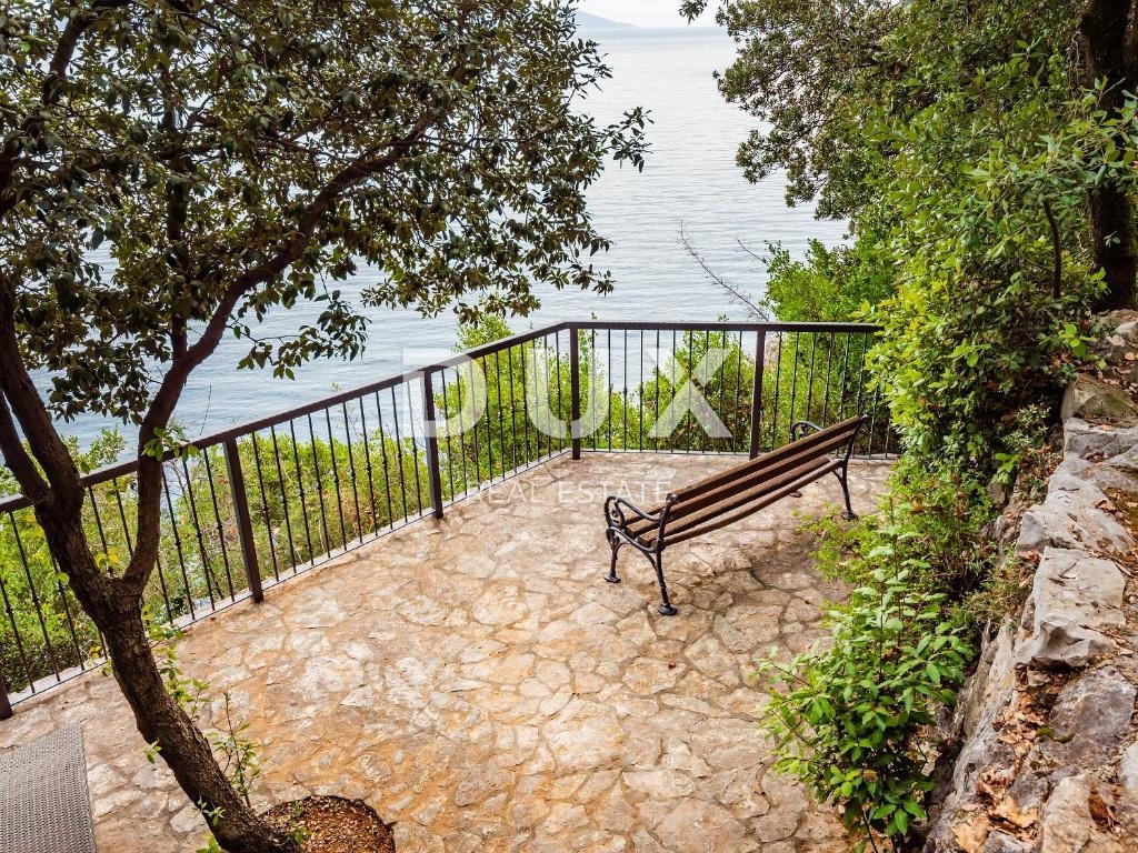 OPATIJA, MOŠĆENIČKA DRAGA - Gioiello d'investimento: Villa isolata, prima fila al mare