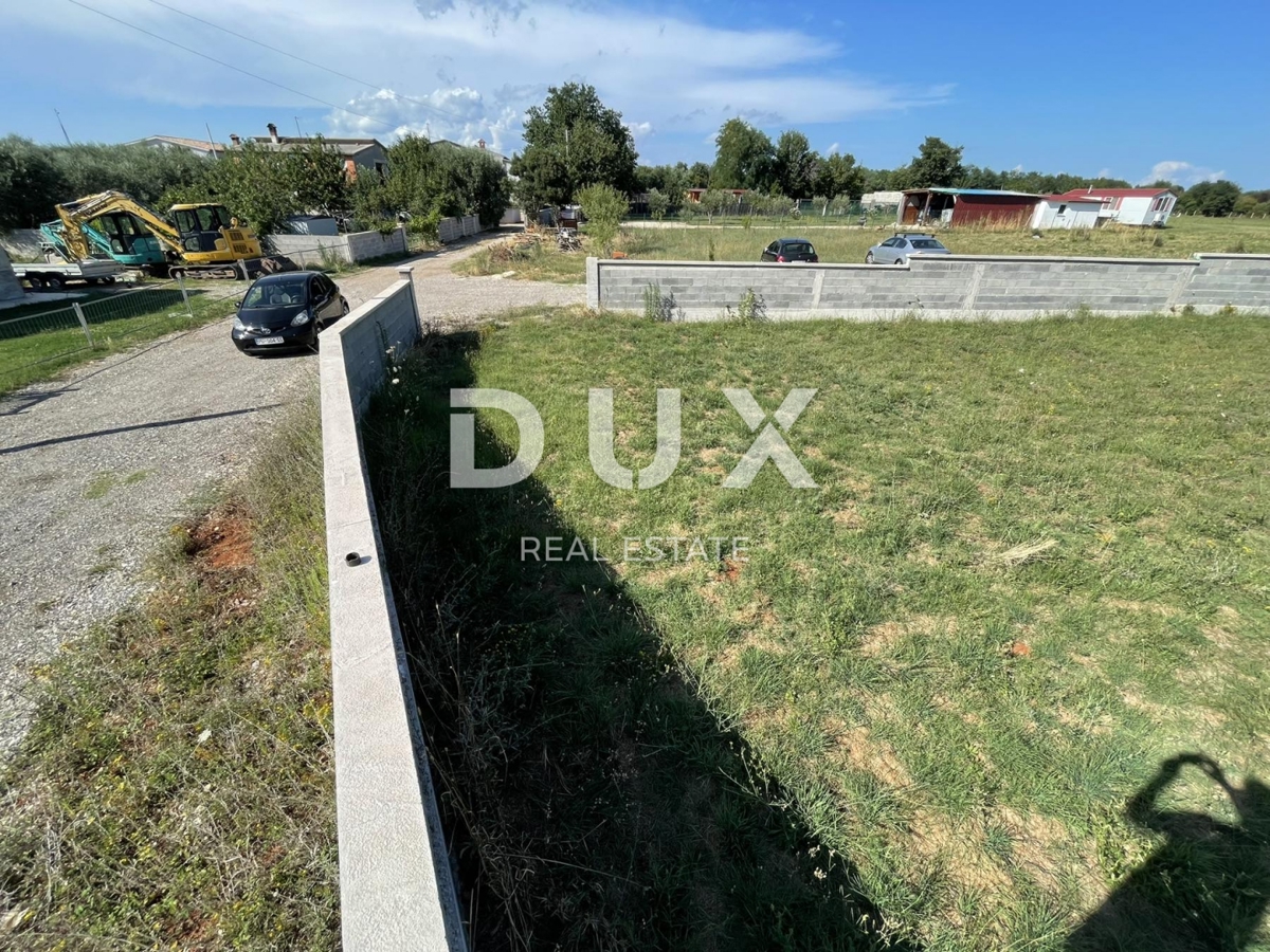ISTRIA, LOBORIKA - Terreno edificabile recintato in strada senza uscita 770 m2
