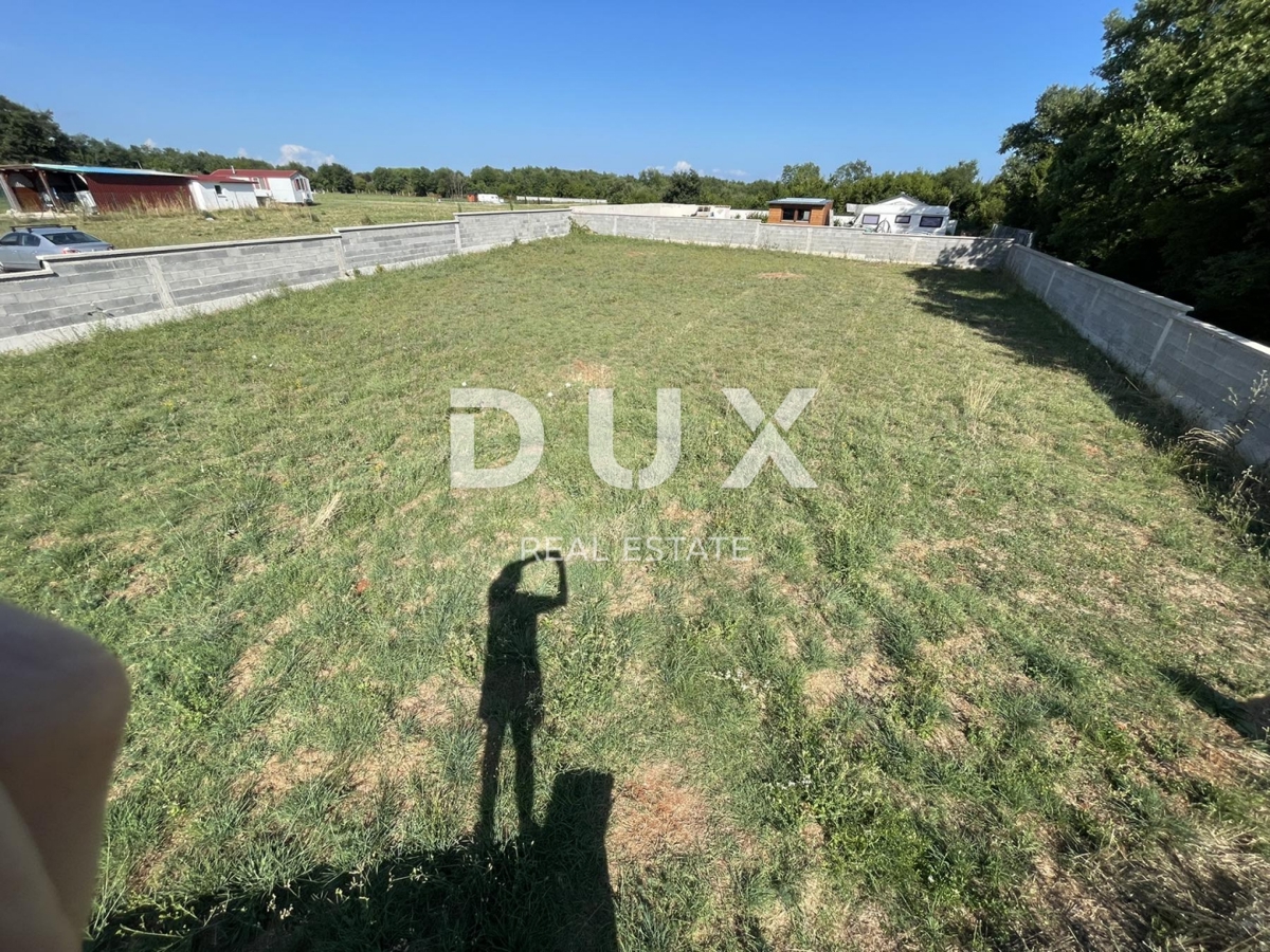 ISTRIA, LOBORIKA - Terreno edificabile recintato in strada senza uscita 770 m2