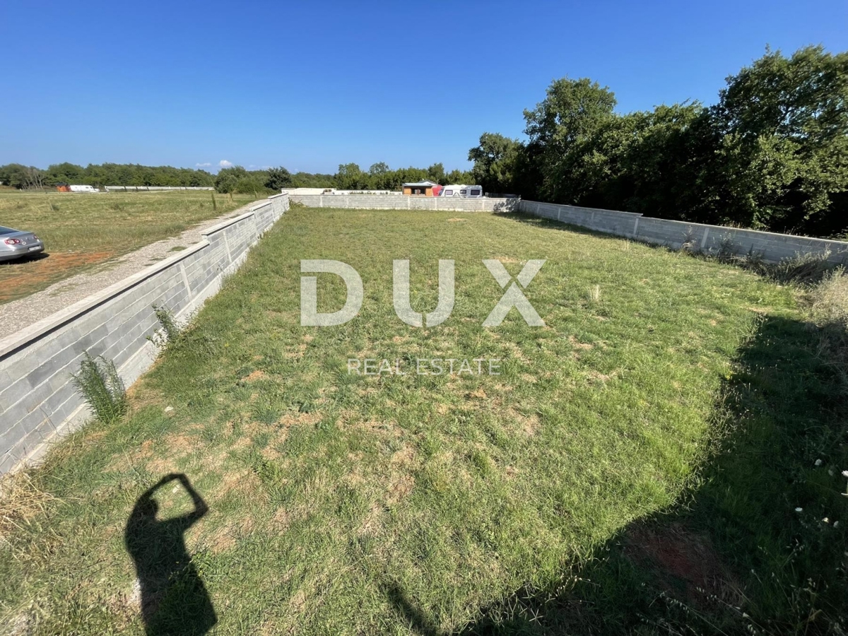 ISTRIA, LOBORIKA - Terreno edificabile recintato in strada senza uscita 770 m2