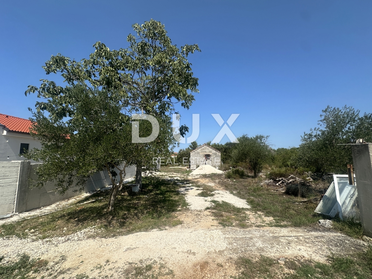 ZADAR, CRNO – Terreno edificabile 1.040 m², zona tranquilla, vicino a Zara!