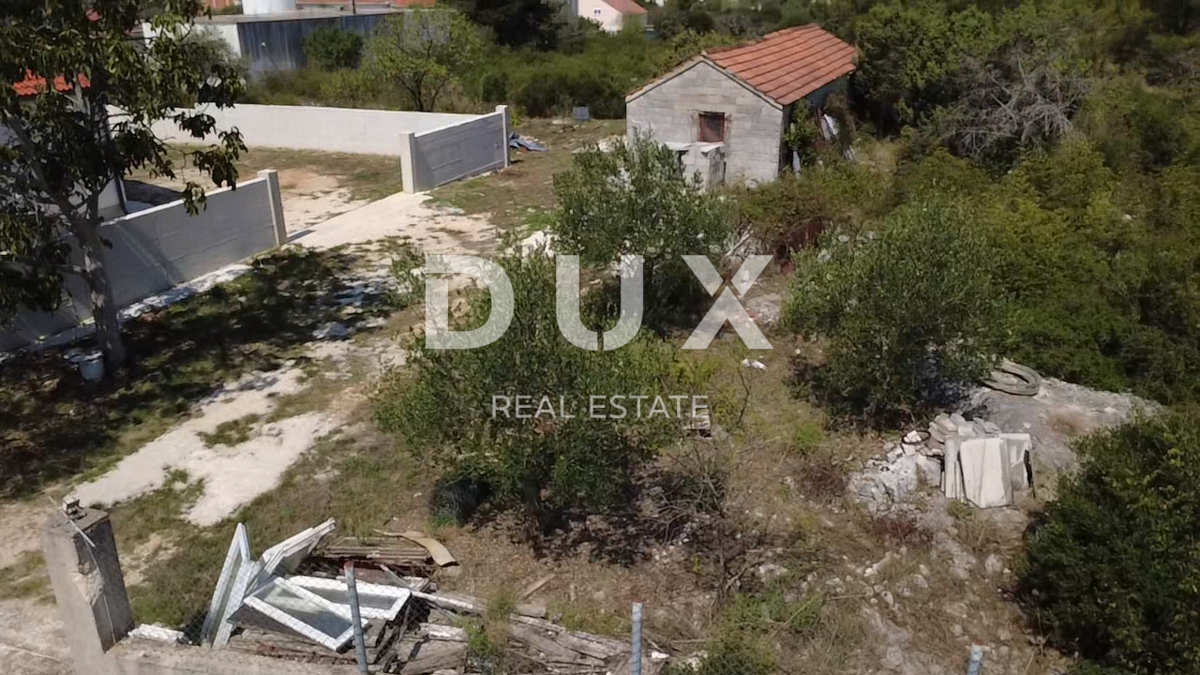 ZADAR, CRNO – Terreno edificabile 1.040 m², zona tranquilla, vicino a Zara!