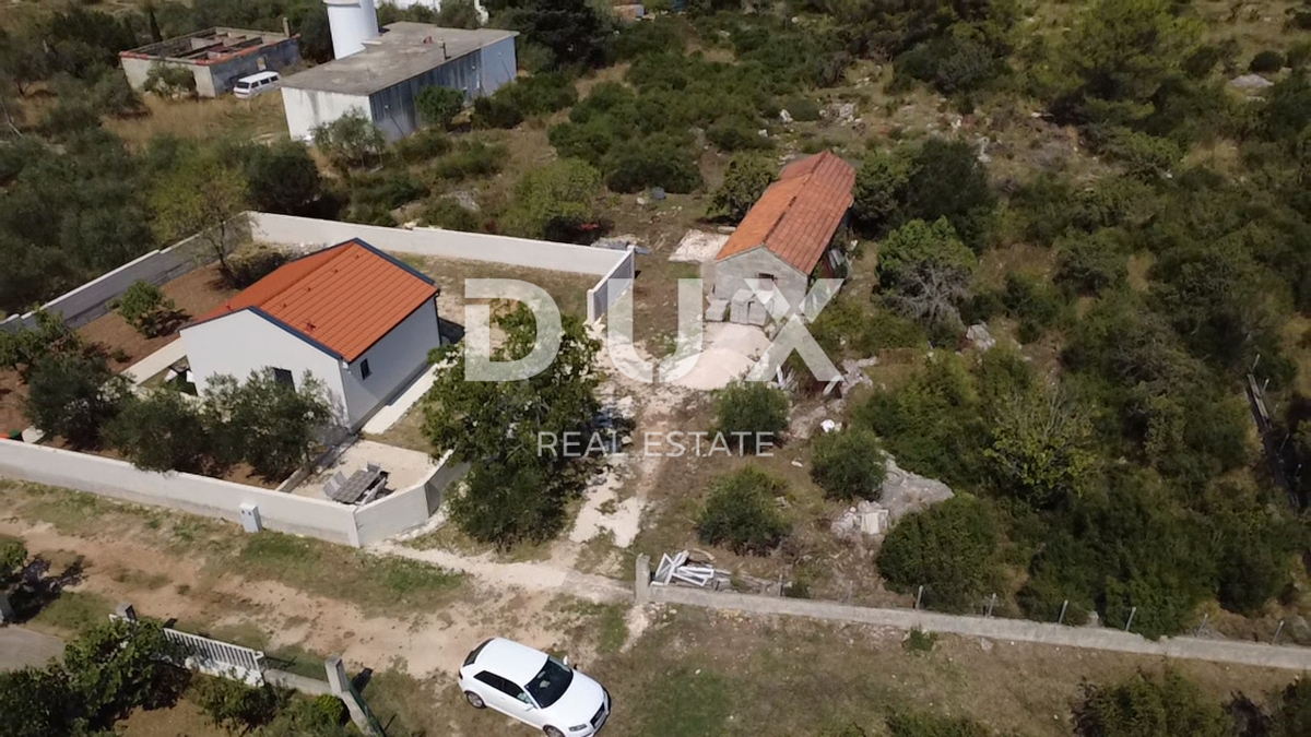 ZADAR, CRNO – Terreno edificabile 1.040 m², zona tranquilla, vicino a Zara!