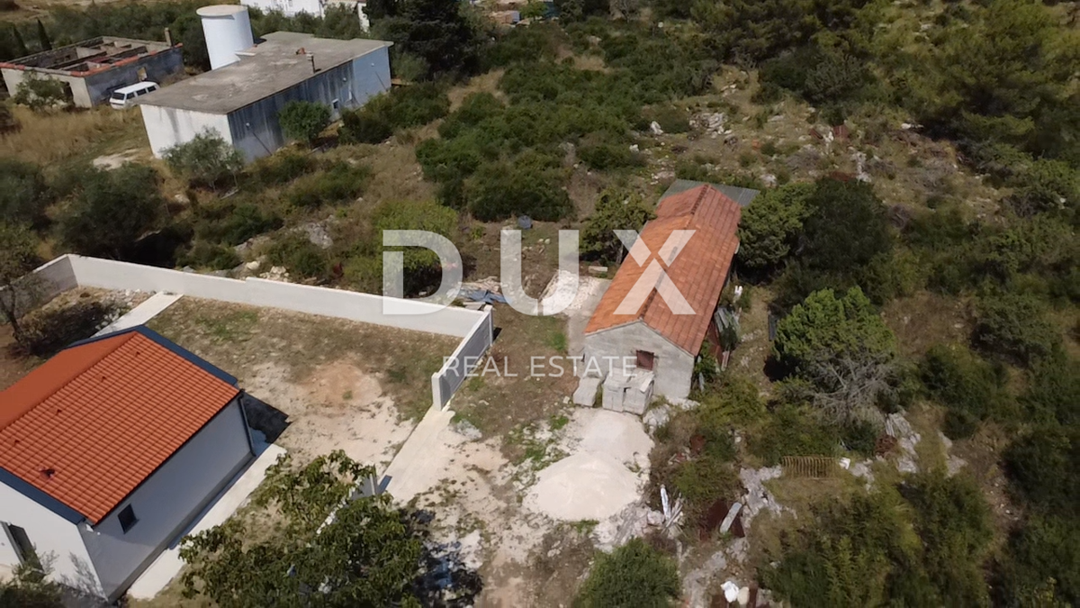 ZADAR, CRNO – Terreno edificabile 1.040 m², zona tranquilla, vicino a Zara!