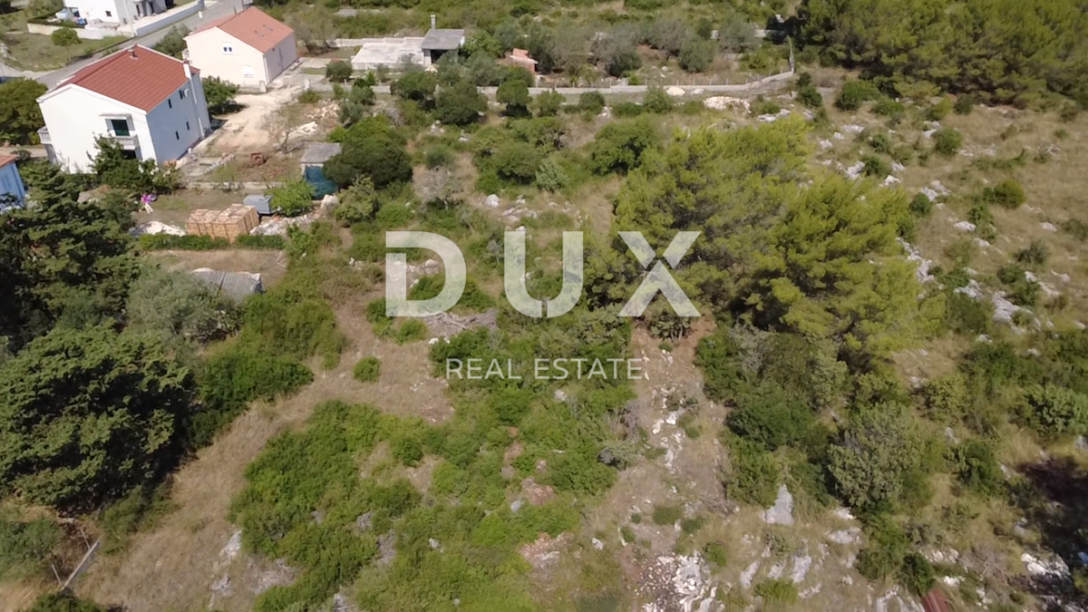 ZADAR, CRNO – Terreno edificabile 1.040 m², zona tranquilla, vicino a Zara!