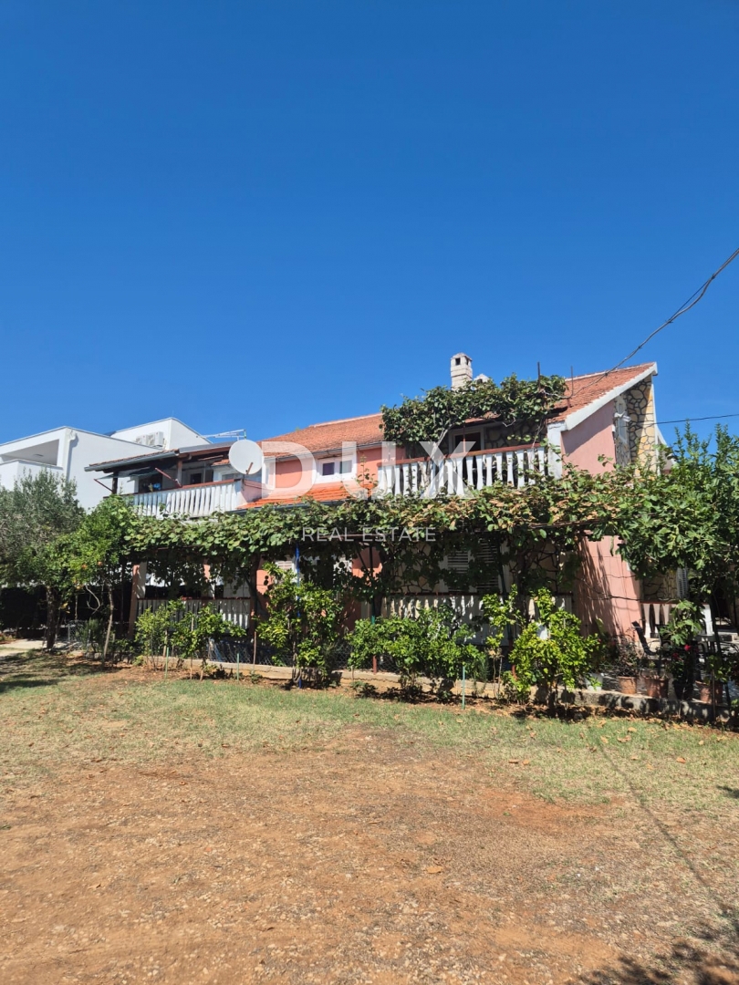 BIBINJE, ZARA - OCCASIONE! Intima oasi verde con 7 appartamenti!