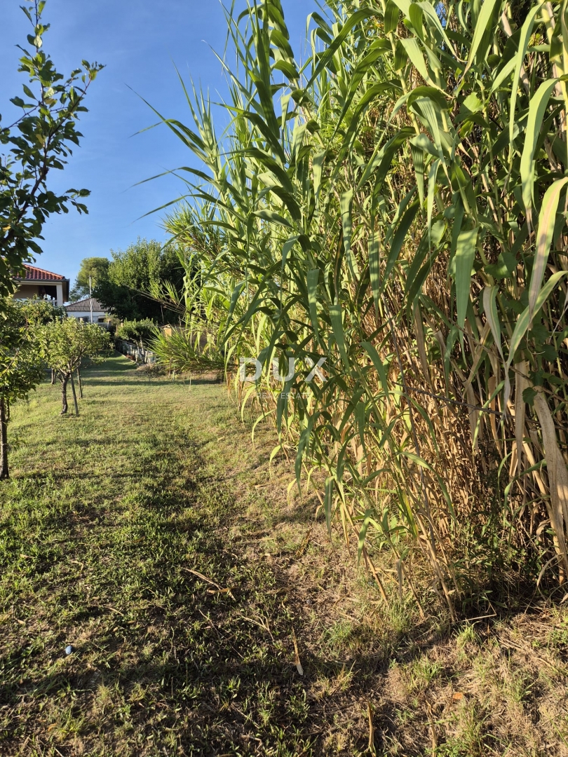 LJUBAC, ZARA - OCCASIONE! Terreno edificabile vicino alla spiaggia!