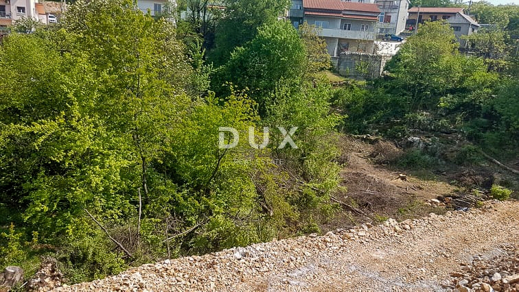 RIJEKA, VIŠKOVO – terreno edificabile di 2389 m2 con possibilità di costruire 6 appartamenti nel centro di Viškovo