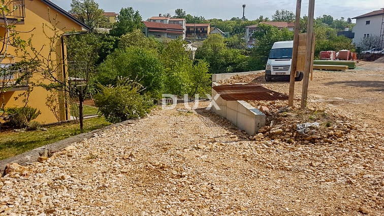 RIJEKA, VIŠKOVO – terreno edificabile di 2389 m2 con possibilità di costruire 6 appartamenti nel centro di Viškovo