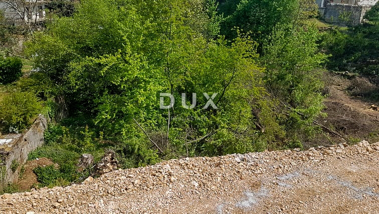 RIJEKA, VIŠKOVO – terreno edificabile di 2389 m2 con possibilità di costruire 6 appartamenti nel centro di Viškovo