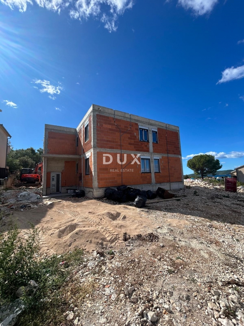 ŠIBENIK, BRODARICA - Appartamento in un nuovo edificio con giardino e vista mare!