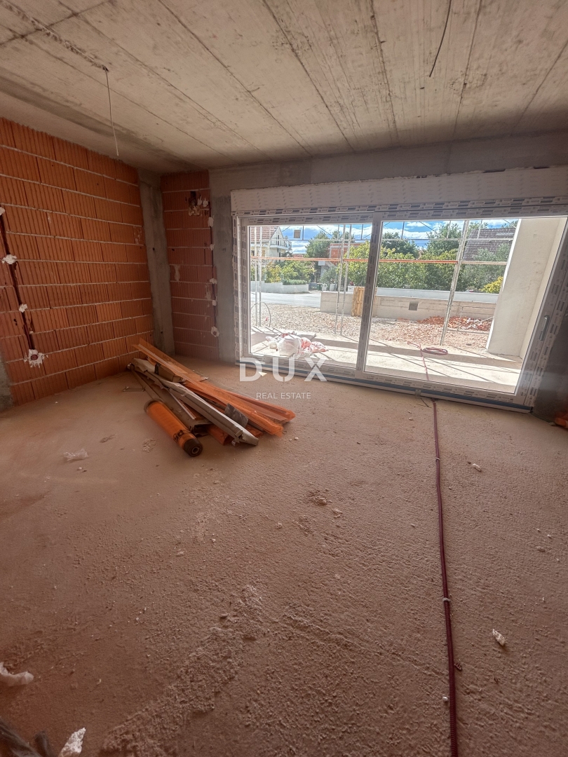 ŠIBENIK, SRIMA - Appartamento di lusso con giardino in un nuovo edificio a soli 300 m dal mare e dalla spiaggia