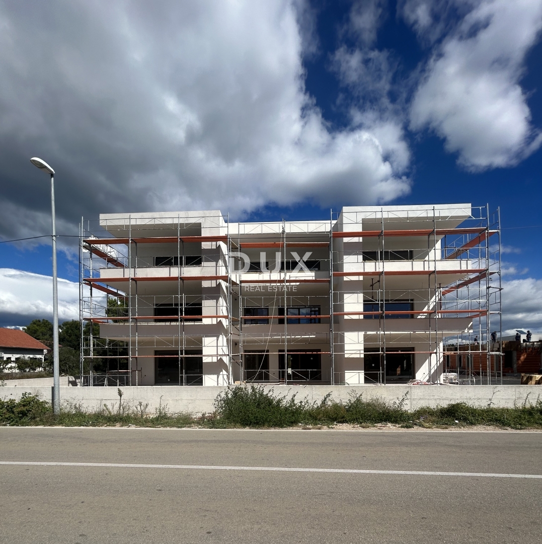 ŠIBENIK, SRIMA - Appartamento di lusso con giardino in un nuovo edificio a soli 300 m dal mare e dalla spiaggia