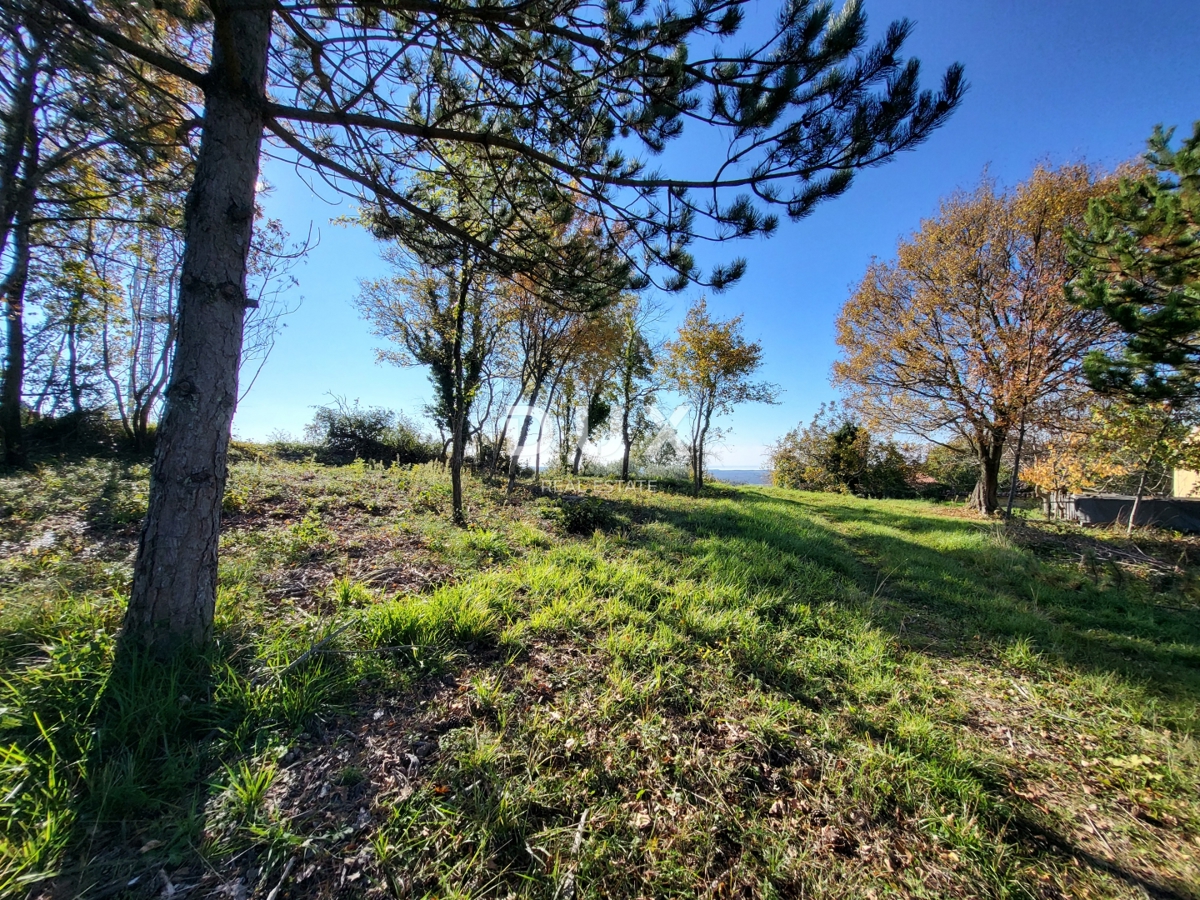 ISTRIA, GROŽNJAN - Terreno edificabile con vista aperta sul mare e sui dintorni
