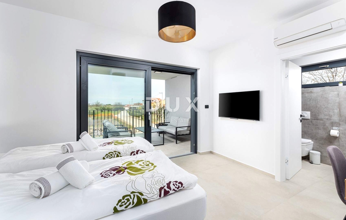 ISTRIA, PARENZO - Casa moderna con piscina