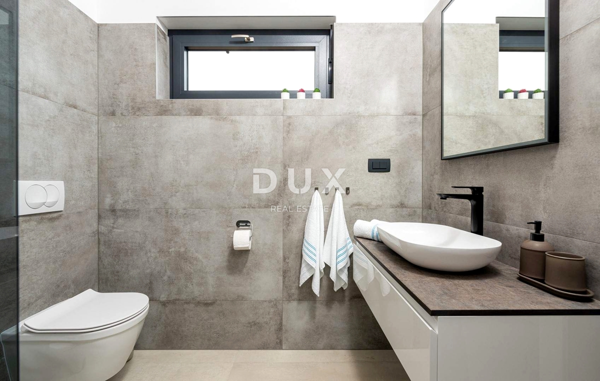 ISTRIA, PARENZO - Casa moderna con piscina