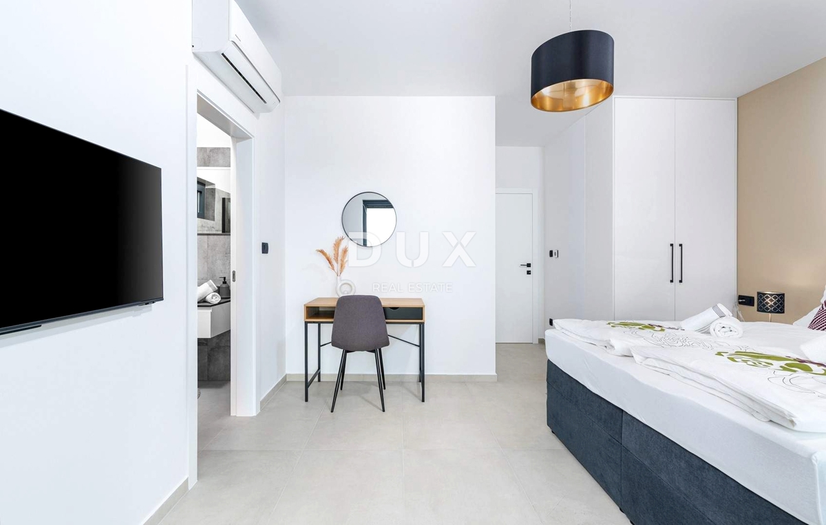 ISTRIA, PARENZO - Casa moderna con piscina