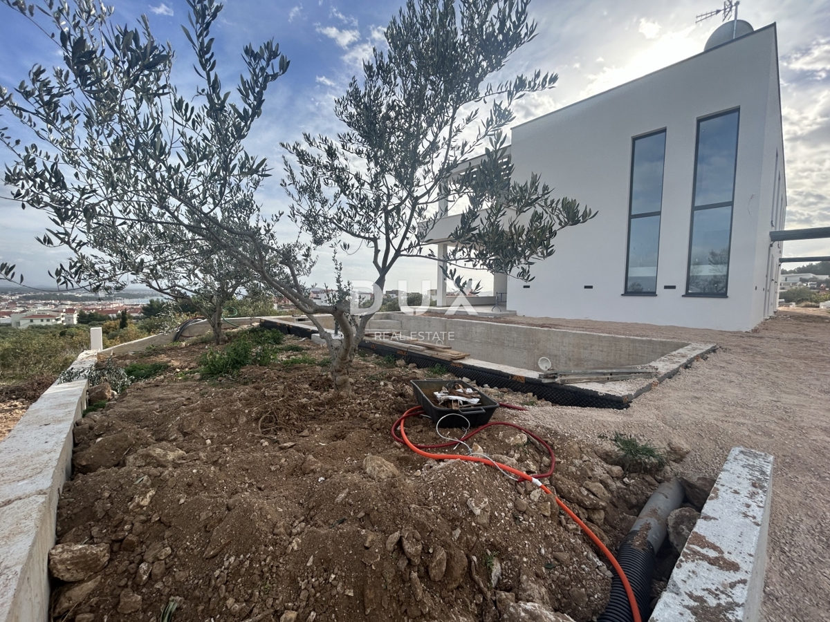 SEBENICO, VODICE - Casa bifamiliare con piscina e vista panoramica sul mare e su Vodice