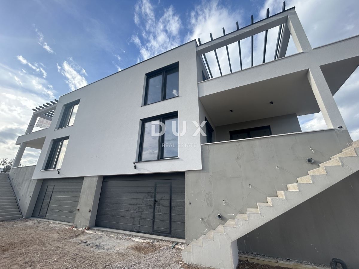 SEBENICO, VODICE - Casa bifamiliare con piscina e vista panoramica sul mare e su Vodice