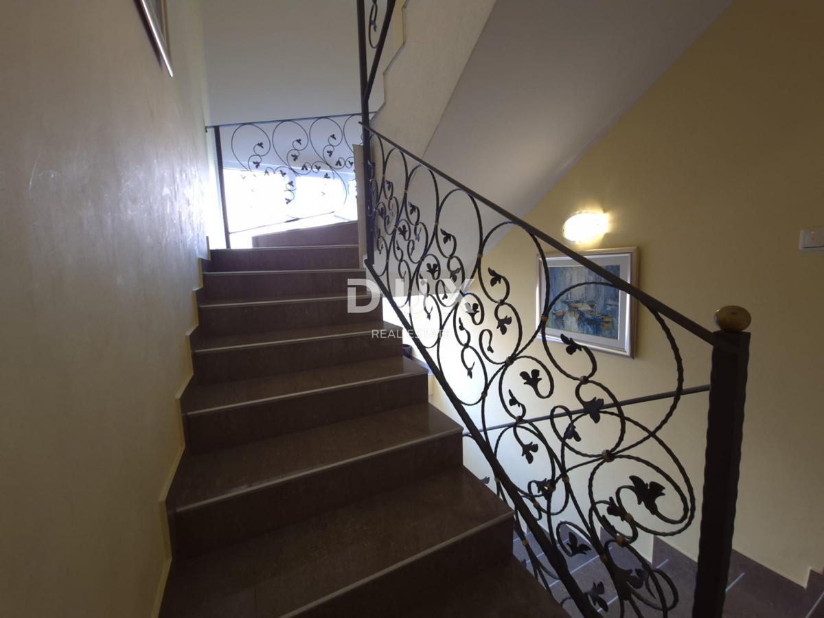 ZARA, BORIK - OCCASIONE! Villa con 4 spaziosi appartamenti e vista mare!