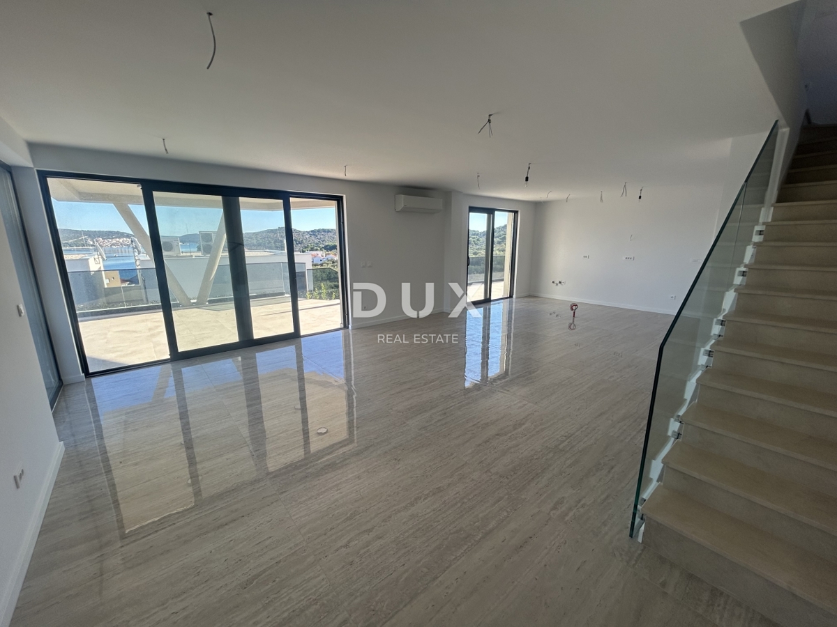 ISOLA DI MURTER, BETINA - Villa moderna con piscina e vista mare