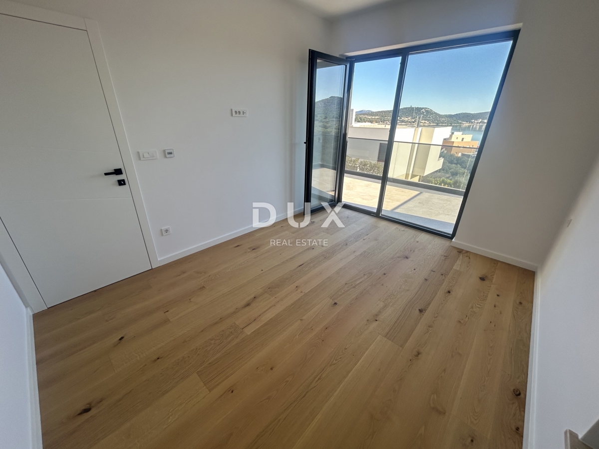 ISOLA DI MURTER, BETINA - Villa moderna con piscina e vista mare