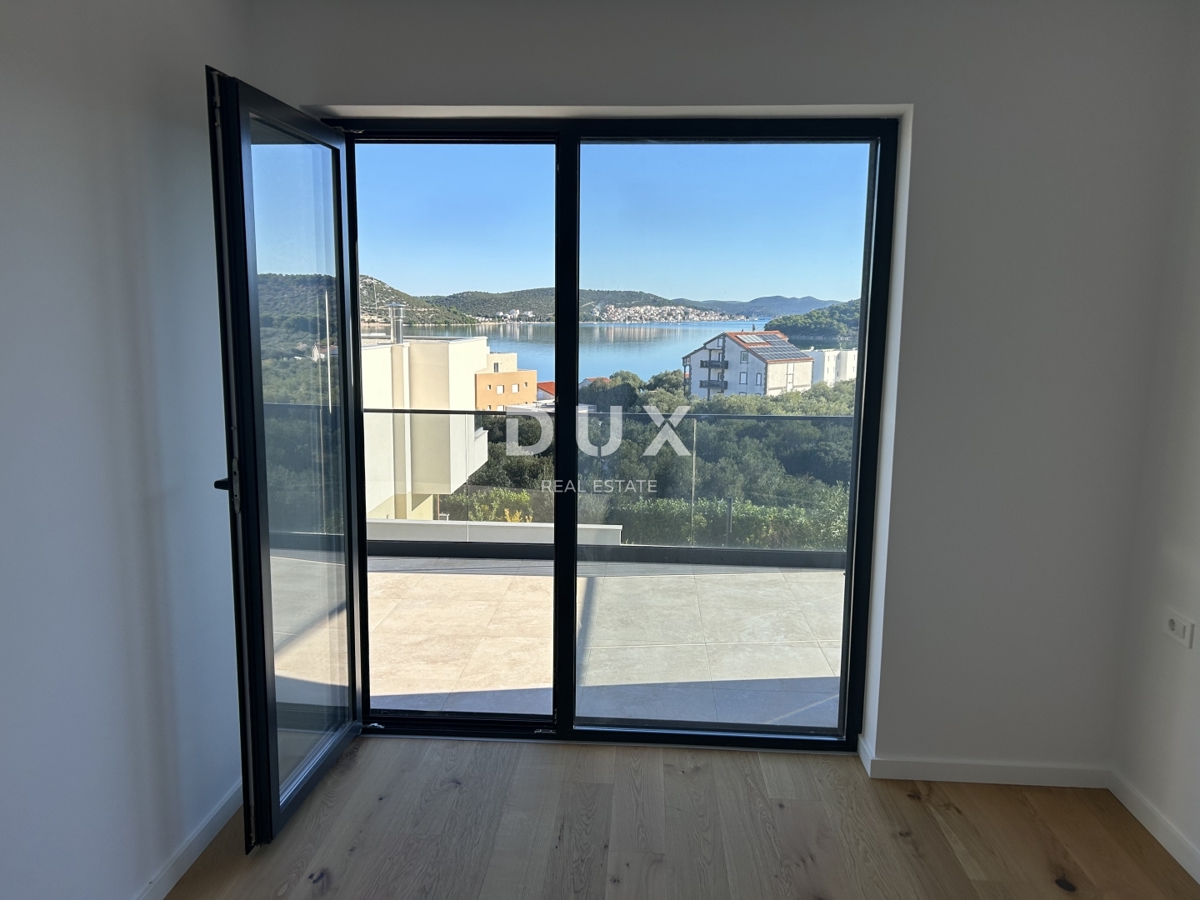 ISOLA DI MURTER, BETINA - Villa moderna con piscina e vista mare