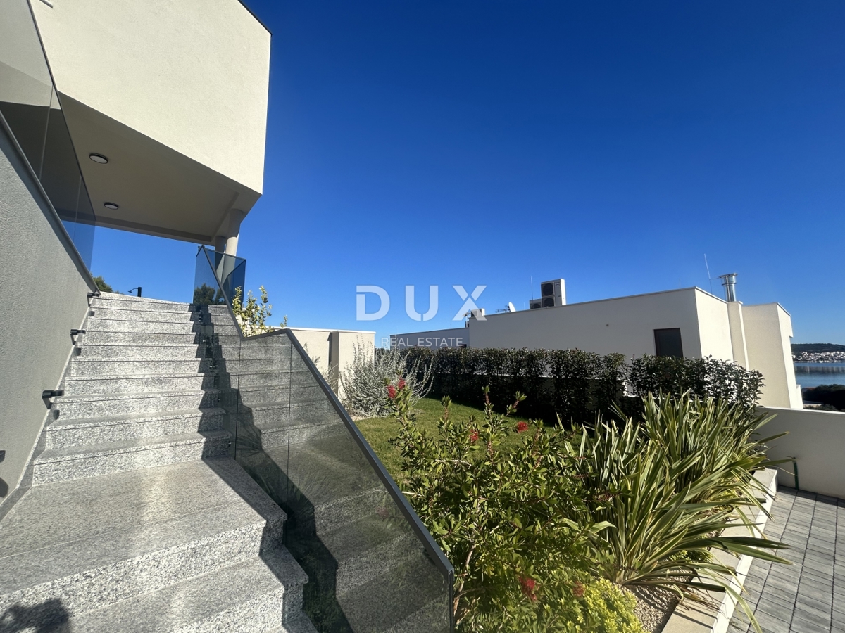 ISOLA DI MURTER, BETINA - Villa moderna con piscina e vista mare