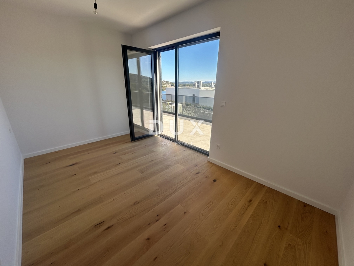 ISOLA DI MURTER, BETINA - Villa moderna con piscina e vista mare