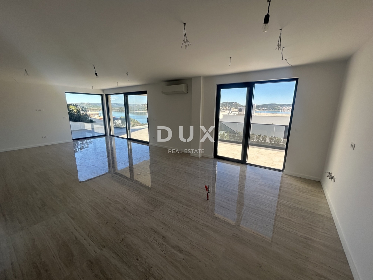 ISOLA DI MURTER, BETINA - Villa moderna con piscina e vista mare