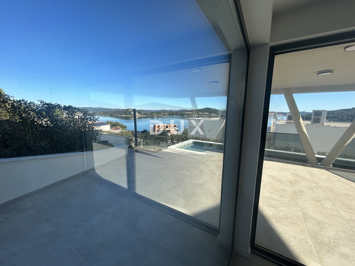 ISOLA DI MURTER, BETINA - Villa moderna con piscina e vista mare