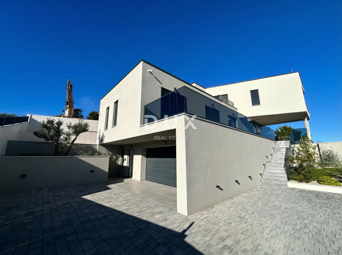 ISOLA DI MURTER, BETINA - Villa moderna con piscina e vista mare