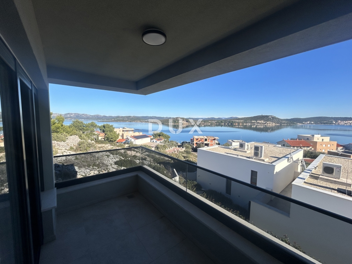 ISOLA DI MURTER, BETINA - Villa moderna con piscina e vista mare