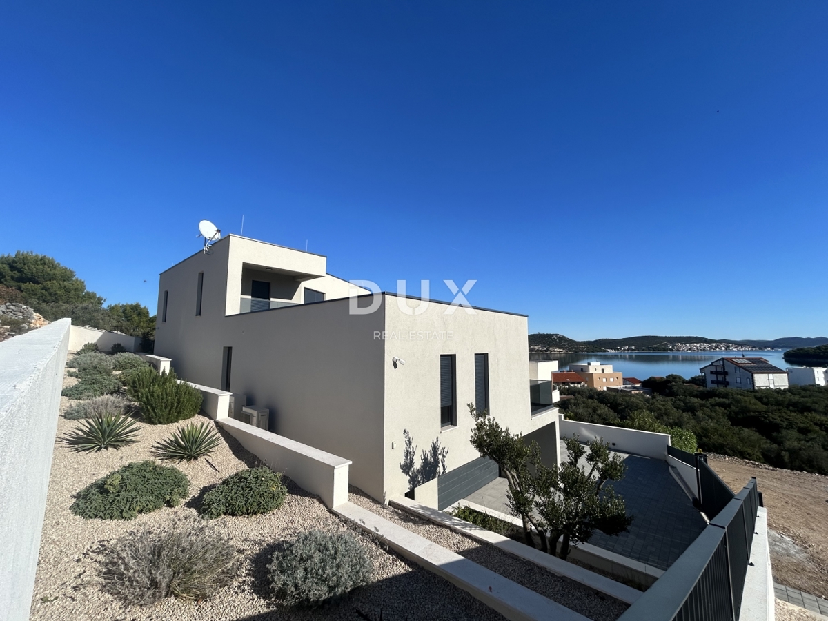 ISOLA DI MURTER, BETINA - Villa moderna con piscina e vista mare