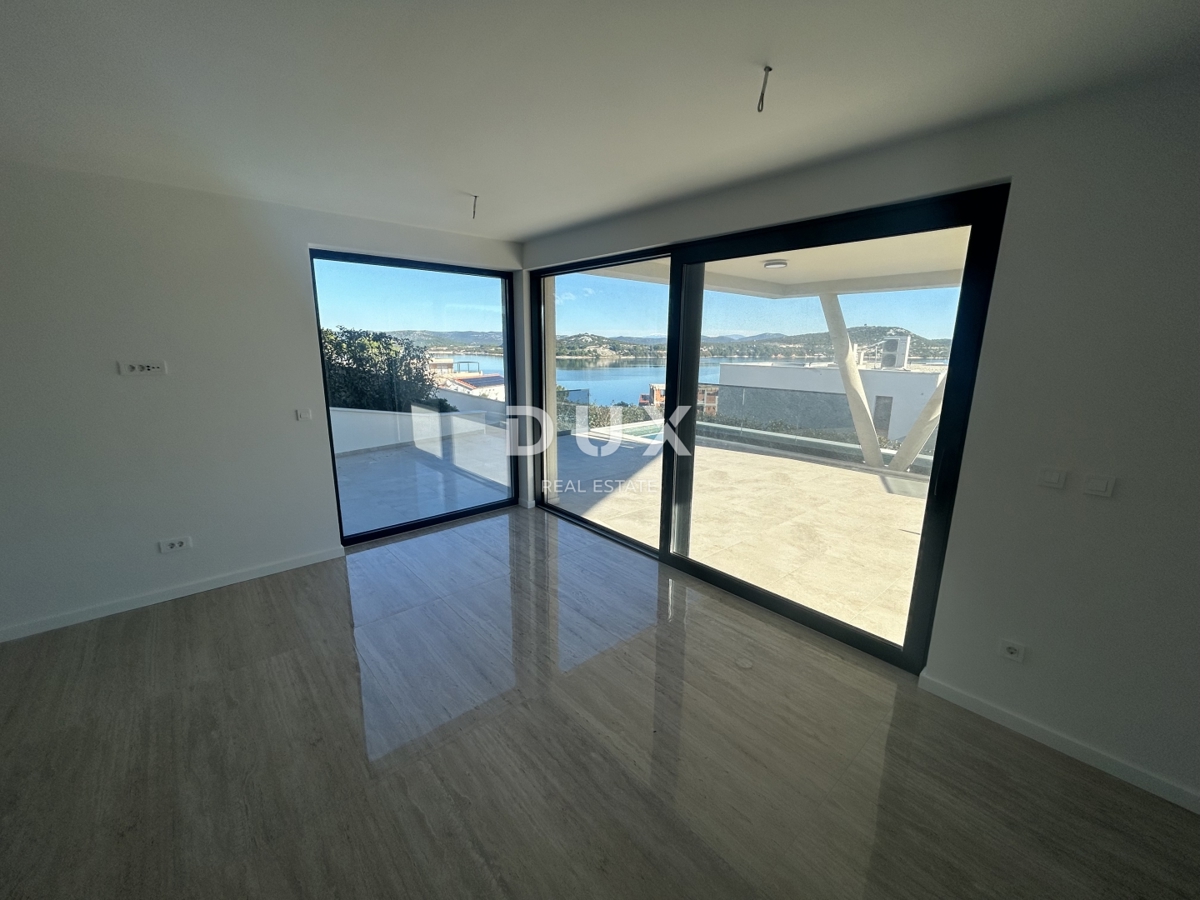 ISOLA DI MURTER, BETINA - Villa moderna con piscina e vista mare