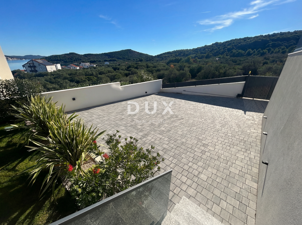 ISOLA DI MURTER, BETINA - Villa moderna con piscina e vista mare