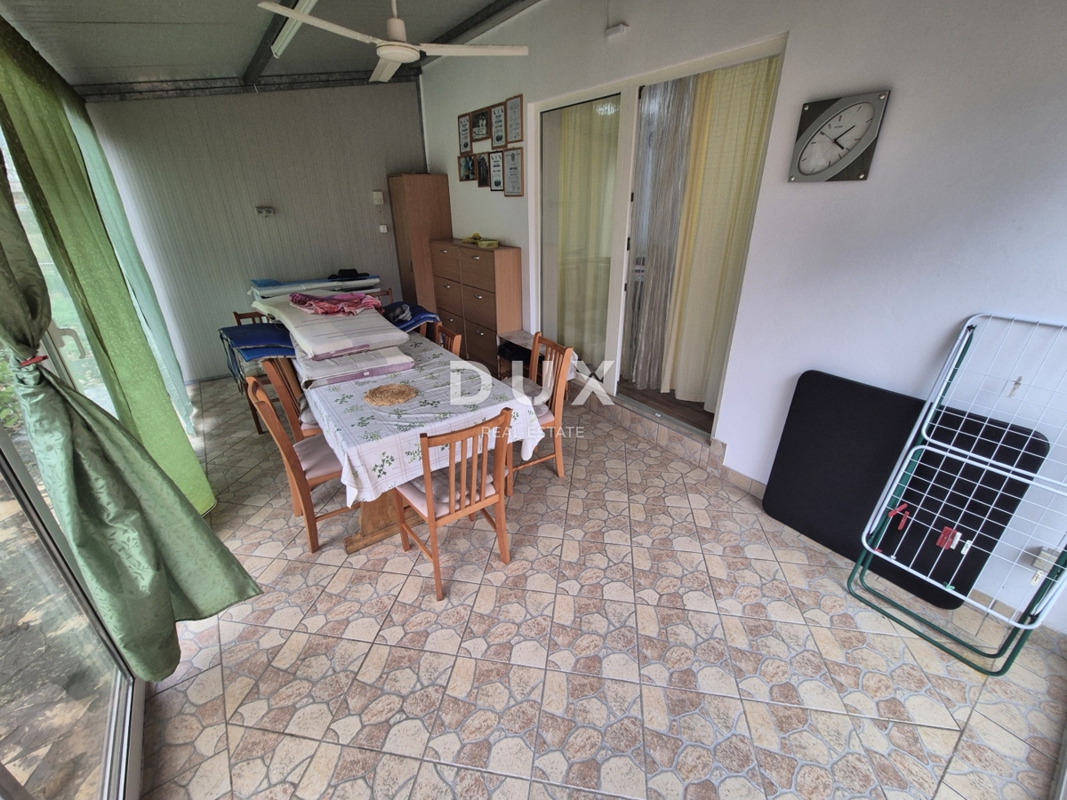 ŠIBENIK, PIROVAC - Casa con 3 grandi appartamenti, ampio cortile e posizione eccellente, a 300 m dal mare!