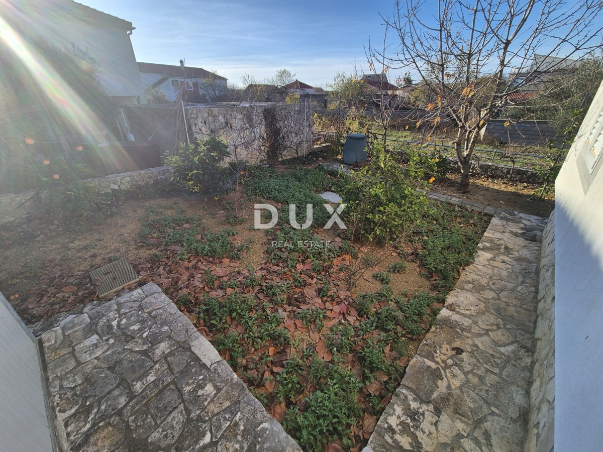 ŠIBENIK, PIROVAC - Casa con 3 grandi appartamenti, ampio cortile e posizione eccellente, a 300 m dal mare!