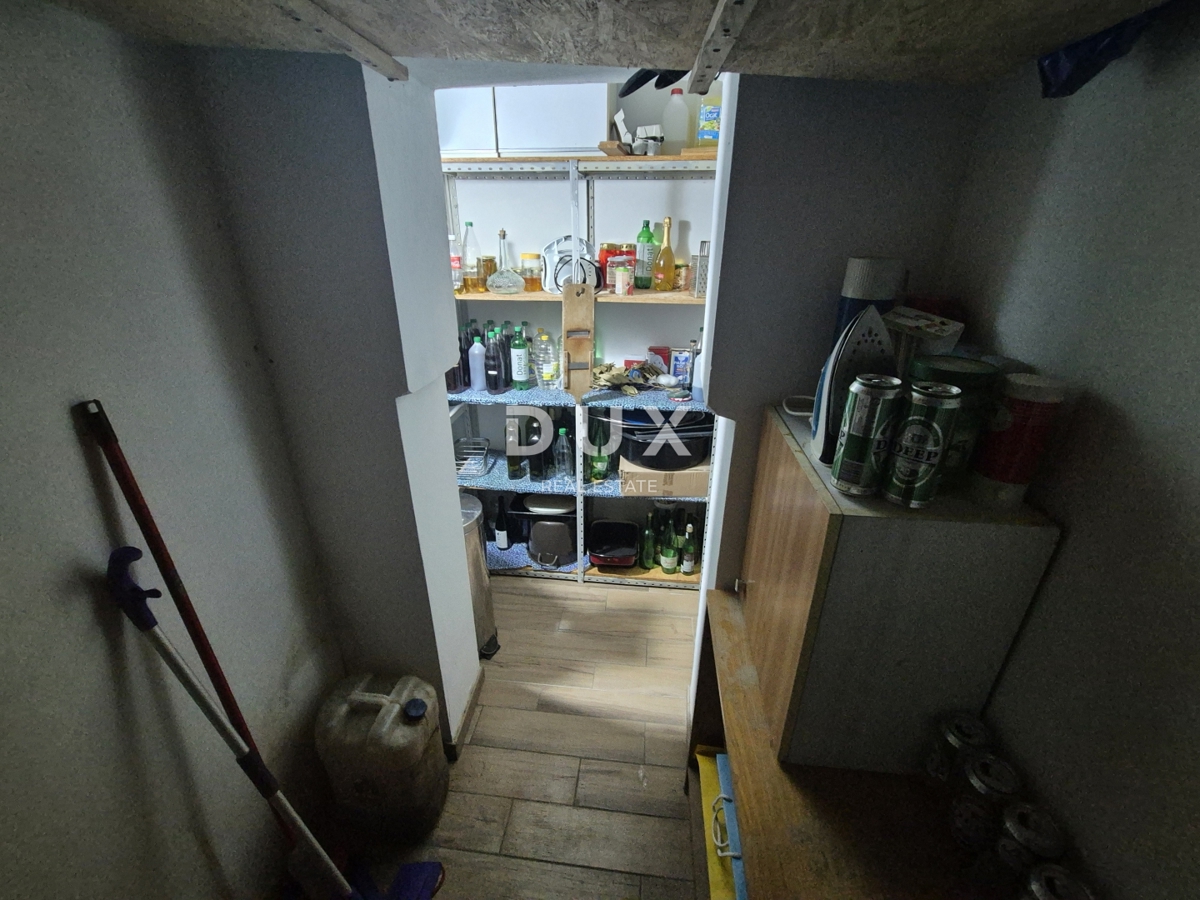 ŠIBENIK, PIROVAC - Casa con 3 grandi appartamenti, ampio cortile e posizione eccellente, a 300 m dal mare!