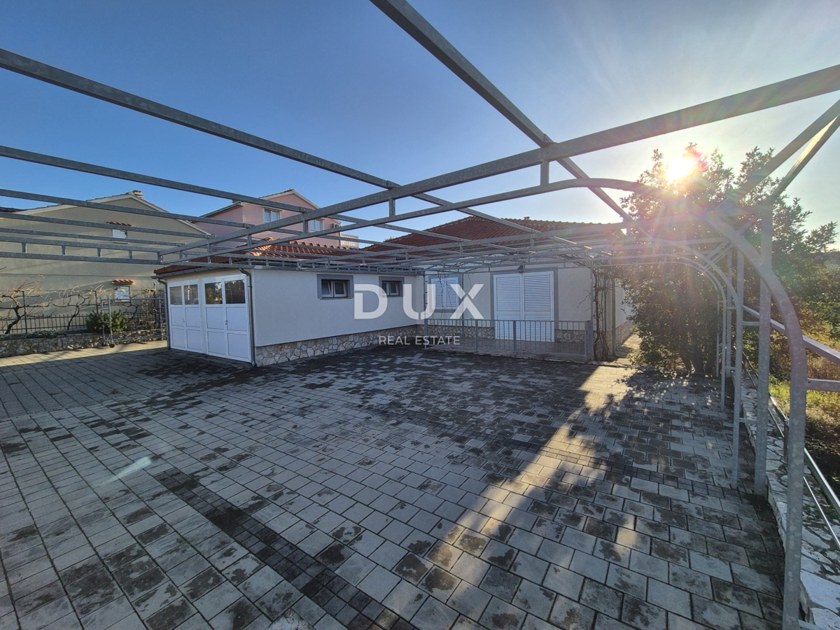 ŠIBENIK, PIROVAC - Casa con 3 grandi appartamenti, ampio cortile e posizione eccellente, a 300 m dal mare!