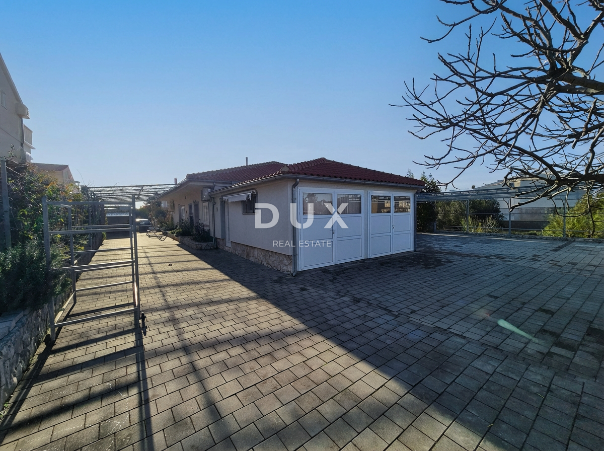 ŠIBENIK, PIROVAC - Casa con 3 grandi appartamenti, ampio cortile e posizione eccellente, a 300 m dal mare!