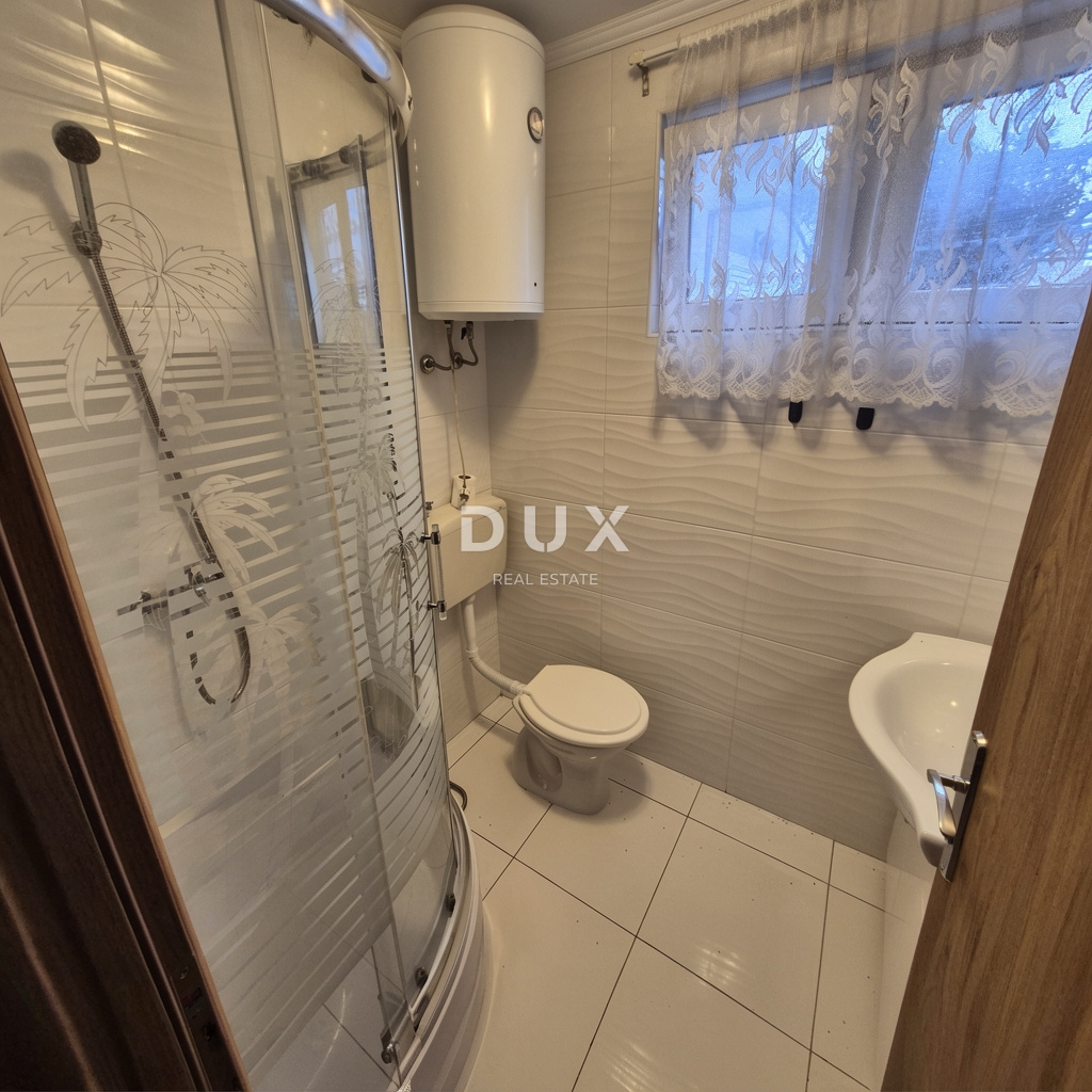 ŠIBENIK, PIROVAC - Casa con 3 grandi appartamenti, ampio cortile e posizione eccellente, a 300 m dal mare!