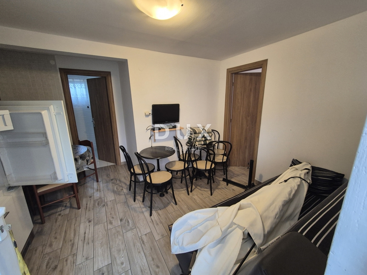 ŠIBENIK, PIROVAC - Casa con 3 grandi appartamenti, ampio cortile e posizione eccellente, a 300 m dal mare!