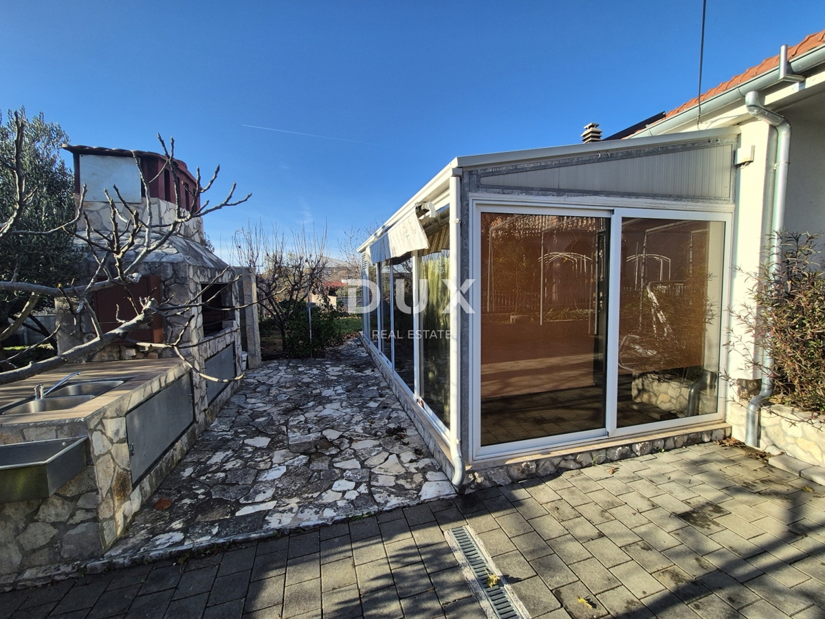 ŠIBENIK, PIROVAC - Casa con 3 grandi appartamenti, ampio cortile e posizione eccellente, a 300 m dal mare!