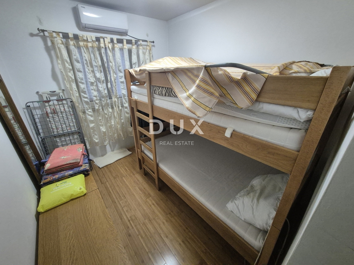 ŠIBENIK, PIROVAC - Casa con 3 grandi appartamenti, ampio cortile e posizione eccellente, a 300 m dal mare!