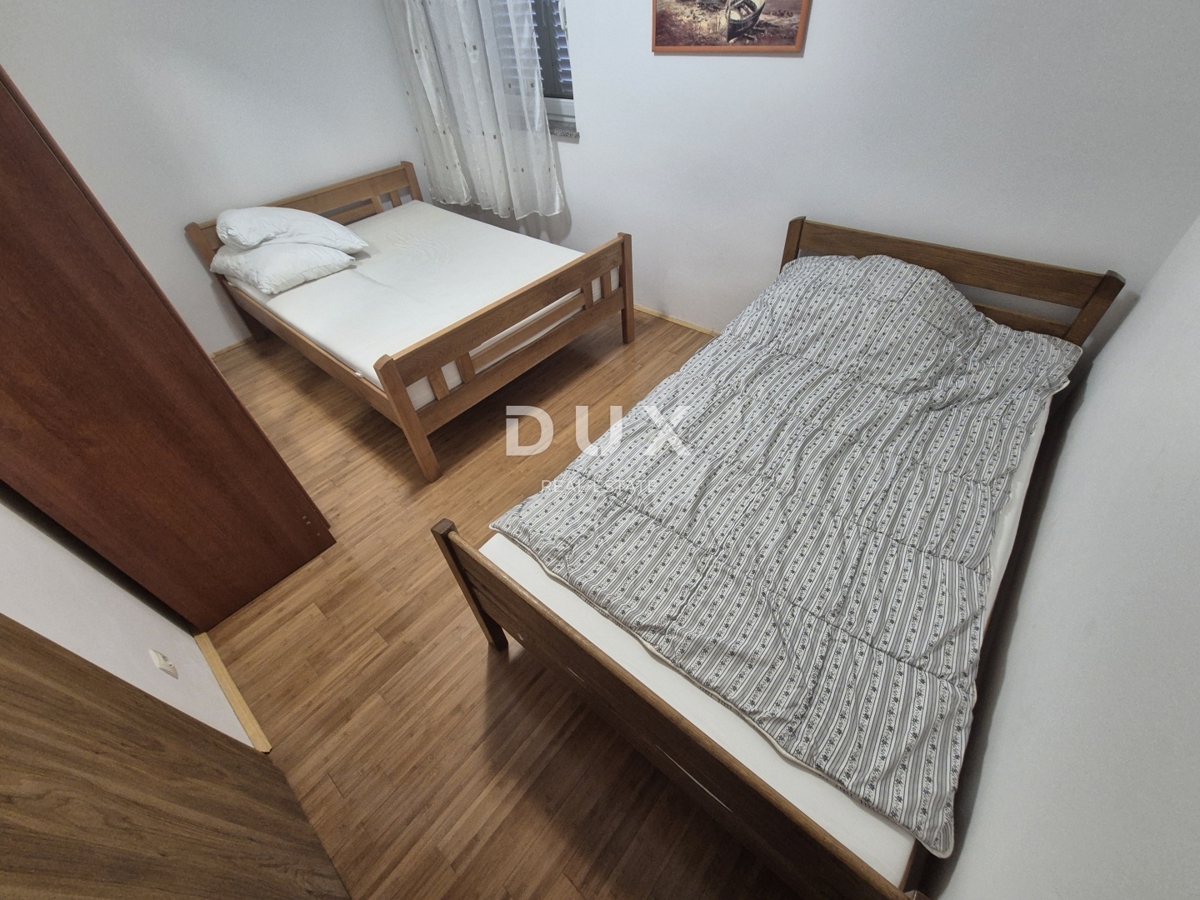 ŠIBENIK, PIROVAC - Casa con 3 grandi appartamenti, ampio cortile e posizione eccellente, a 300 m dal mare!