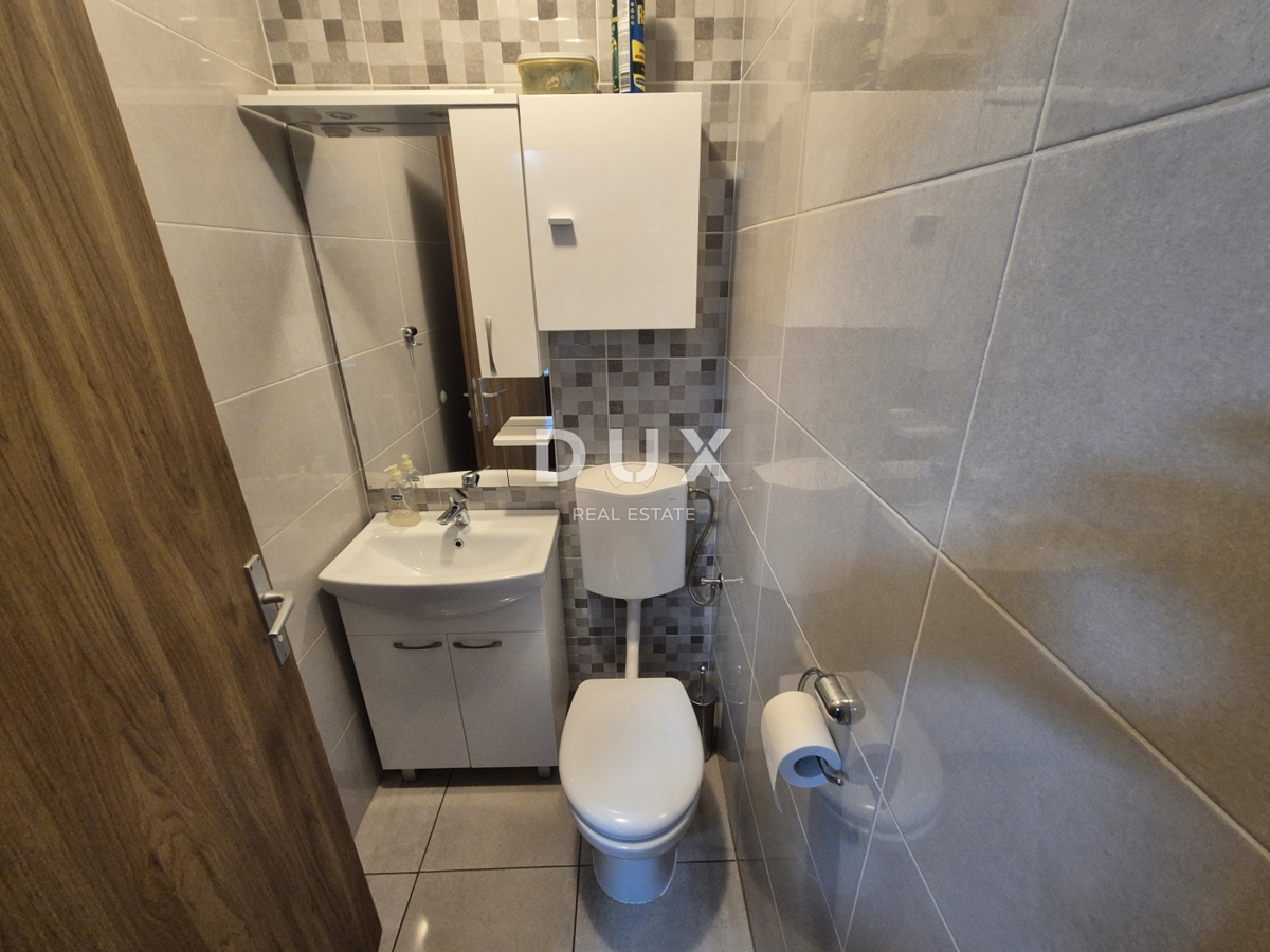 ŠIBENIK, PIROVAC - Casa con 3 grandi appartamenti, ampio cortile e posizione eccellente, a 300 m dal mare!