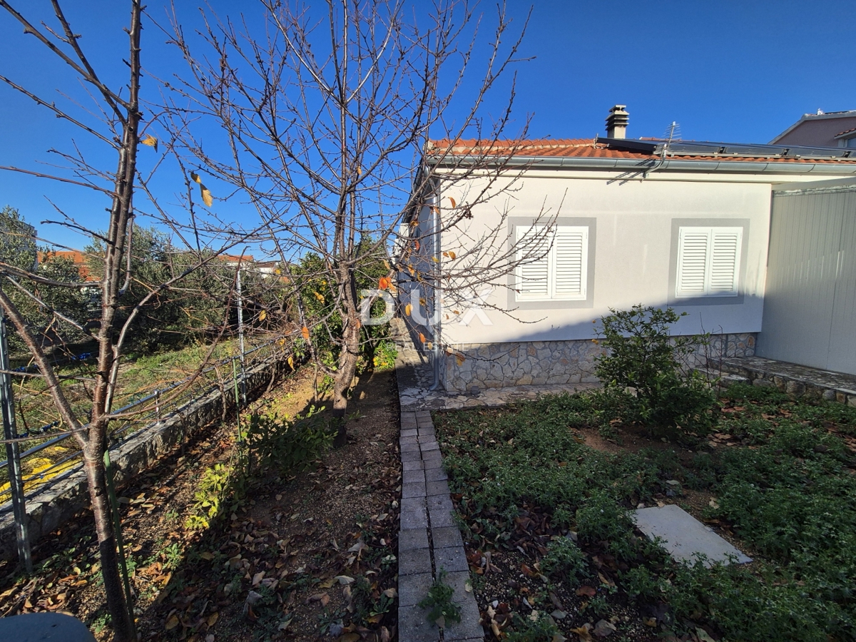 ŠIBENIK, PIROVAC - Casa con 3 grandi appartamenti, ampio cortile e posizione eccellente, a 300 m dal mare!